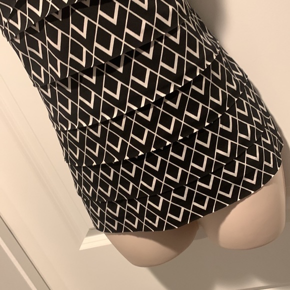 Black and white geo print tiered top from WHBM Sz LARGE - Picture 3 of 6